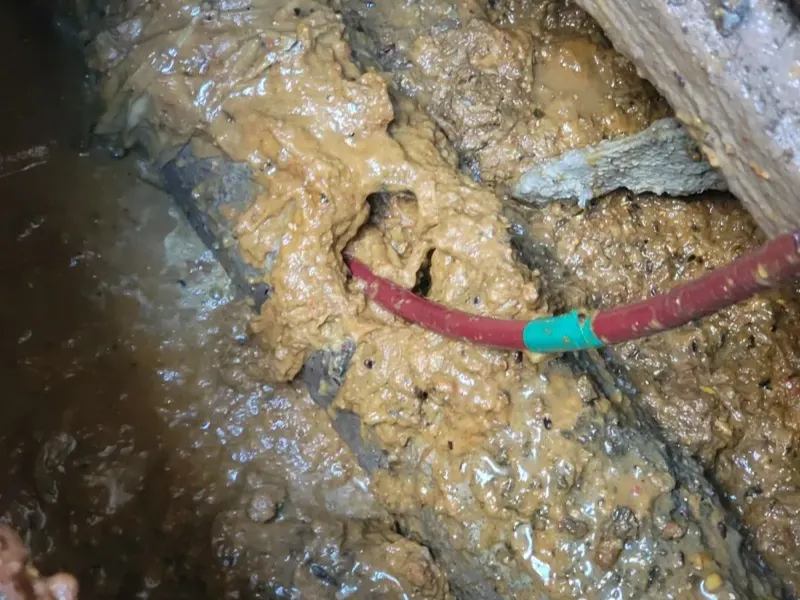 청주 흥덕구 배관 바닥에 쌓인 슬러지